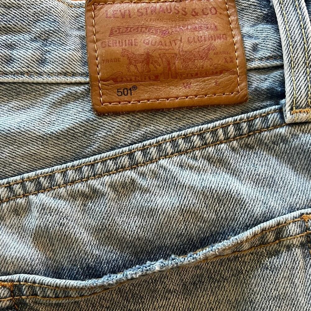 Levi’s 501 High Waisted Cutoff Denim Shorts Light Wash | 27 - Picture 3 of 7